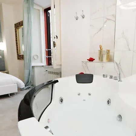 White Panoramic Jacuzzi Trastevere Apartment Rome